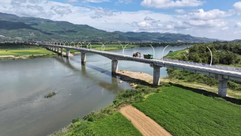 Dự án cầu An Bình dài 1.060 m bắc qua sông Vu Gia.
